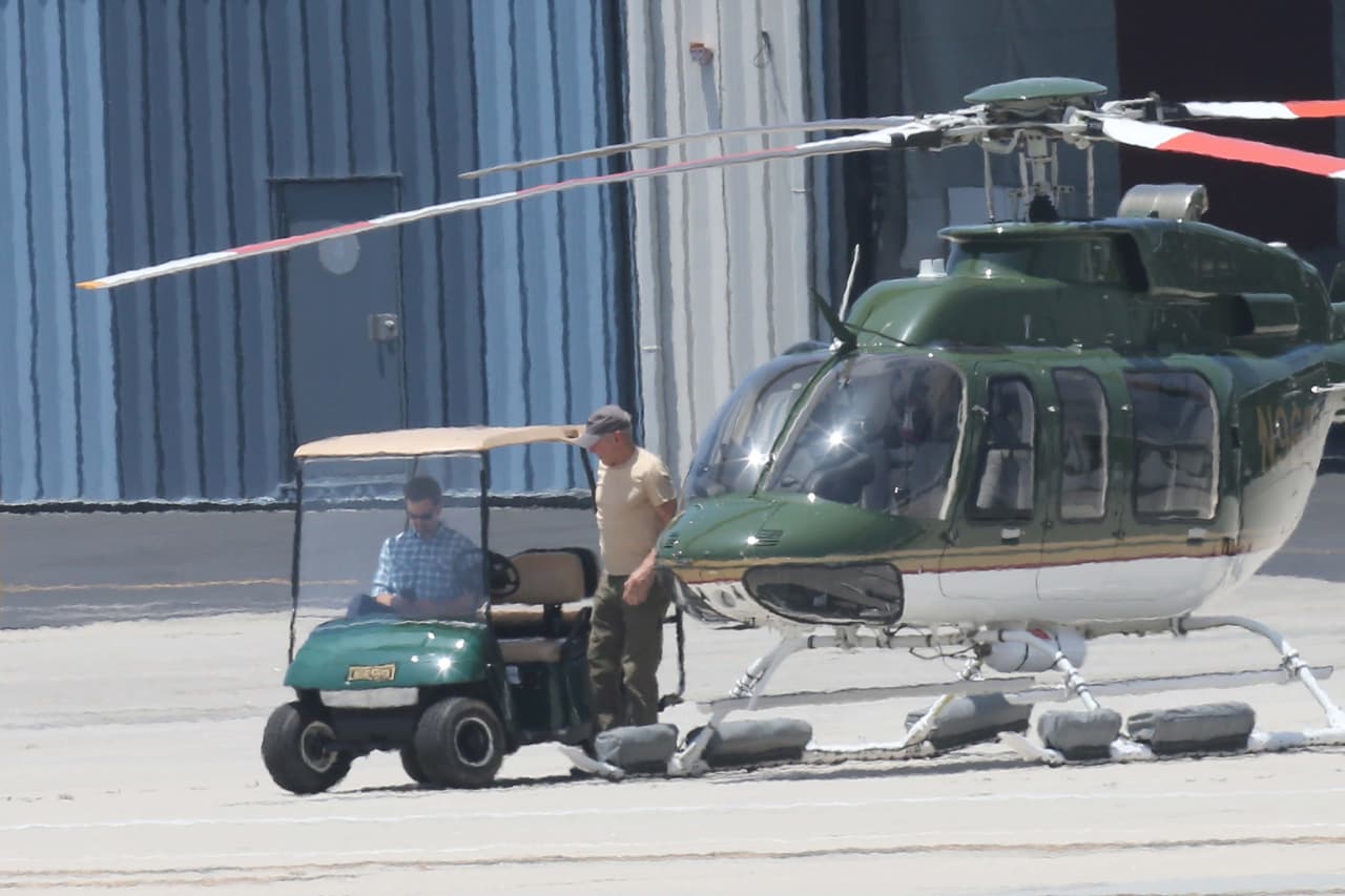 Harrison abordó un carrito de golf.
