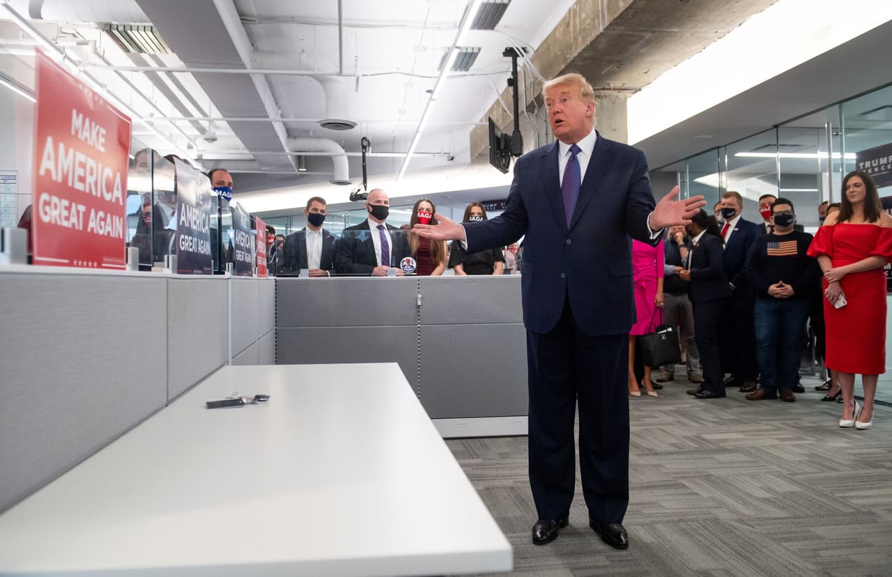 El presidente estadounidense Donald Trump pronuncia unas palabras en su comando de campaña en Arlington, Virginia, el 3 de noviembre del 2020.