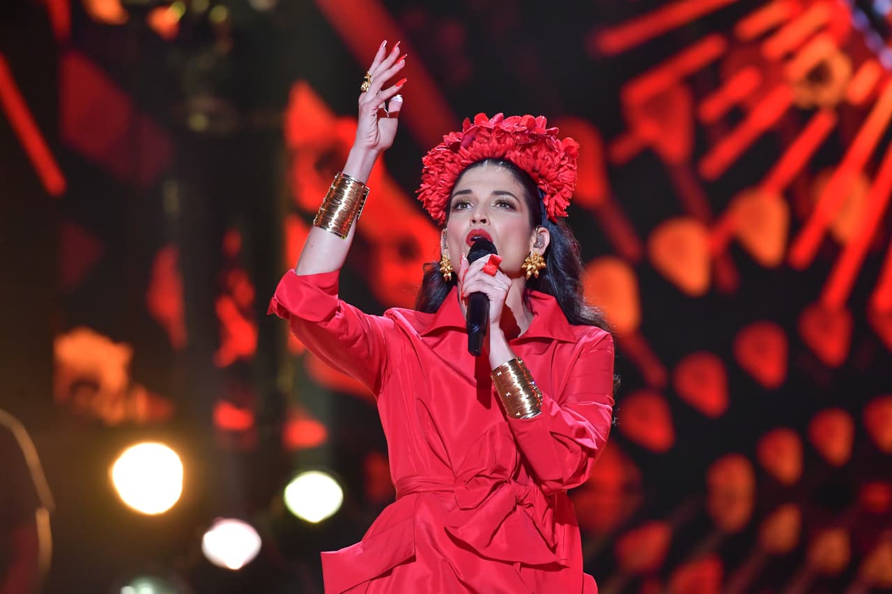 Tal como se anunció el domingo 20 de octubre, la intérprete española asistió a Reina de la Canción, como cuarta juez del show.