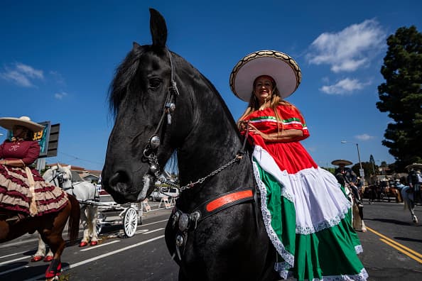 En el desfile también aparecieron el grupo regional mexicano ganador del Grammy latino Los Horoscopos de Durango; estrellas del drama de Univision "El Dragon"; la muralista de muñecas conocida como Sand One; y la artista Ofelia Esparza.