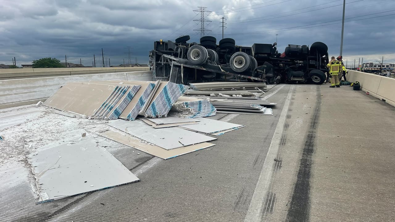 Camión de carga se vuelca y provoca el cierre de un tramo de la autopista SH-99 en el condado Harris