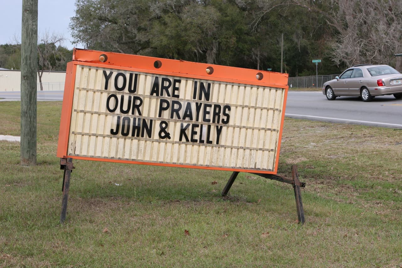 De acuerdo con el actor de 64 años, la Cienciología -
<b><a href="https://www.univision.com/entretenimiento/chismes/katie-holmes-cree-que-tom-cruise-no-le-habla-por-orden-de-la-cienciologia">religión a la cual pertenecen famosos como Tom Cruise</a></b>- fue la clave para recuperarse de esa terrible experiencia familiar.