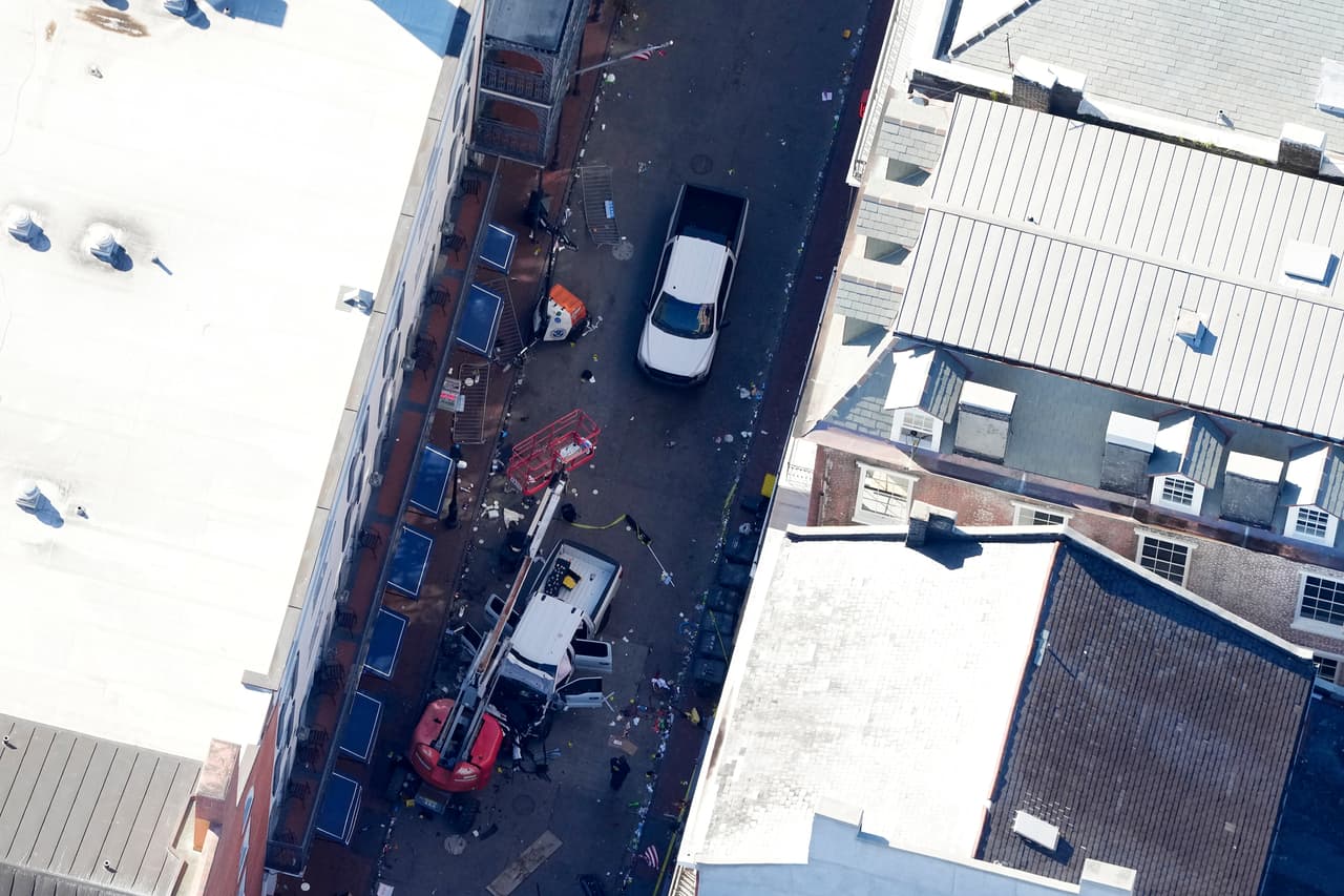 Vista aérea del vehículo que un hombre usó para embestir una multitud en Canal y Bourbon Street en Nueva Orleans, el miércoles 1 de enero de 2025.