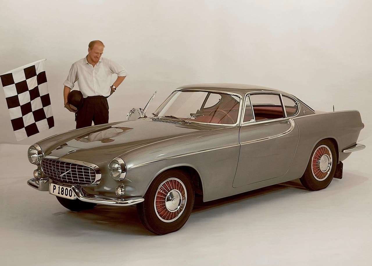 <h3 class="cms-h3-H3">7. Volvo P1800 1961 - 1973</h3>
<br>
<br>
<b>Diseñado por Pelle Petterson.</b>
<br>
<br>La reputación de Volvo como constructor de rectilíneos sedanes y camionetas encuentra una gran gran excepción en el P1800. Con líneas imaginadas por el diseñador sueco de embarcaciones Pelle Petterson, el P1800 capturó rápidamente la imaginación de los amantes de los deportivos de gran estilo. El éxito del P1800 coupé llevó a Volvo a producir el P1800C, una hermosa shooting brake, o camioneta de tres puertas, la cual también fue celebrada por el público. Los productores de la serie televisiva The Saint (1962-1969) utilizaron un Volvo P1800 para el uso del personaje principal Simon Templar, interpretado por Roger Moore cuando Jaguar no pudo entregar un E-Type, dándole al pequeño sueco más publicidad de la que necesitaba.