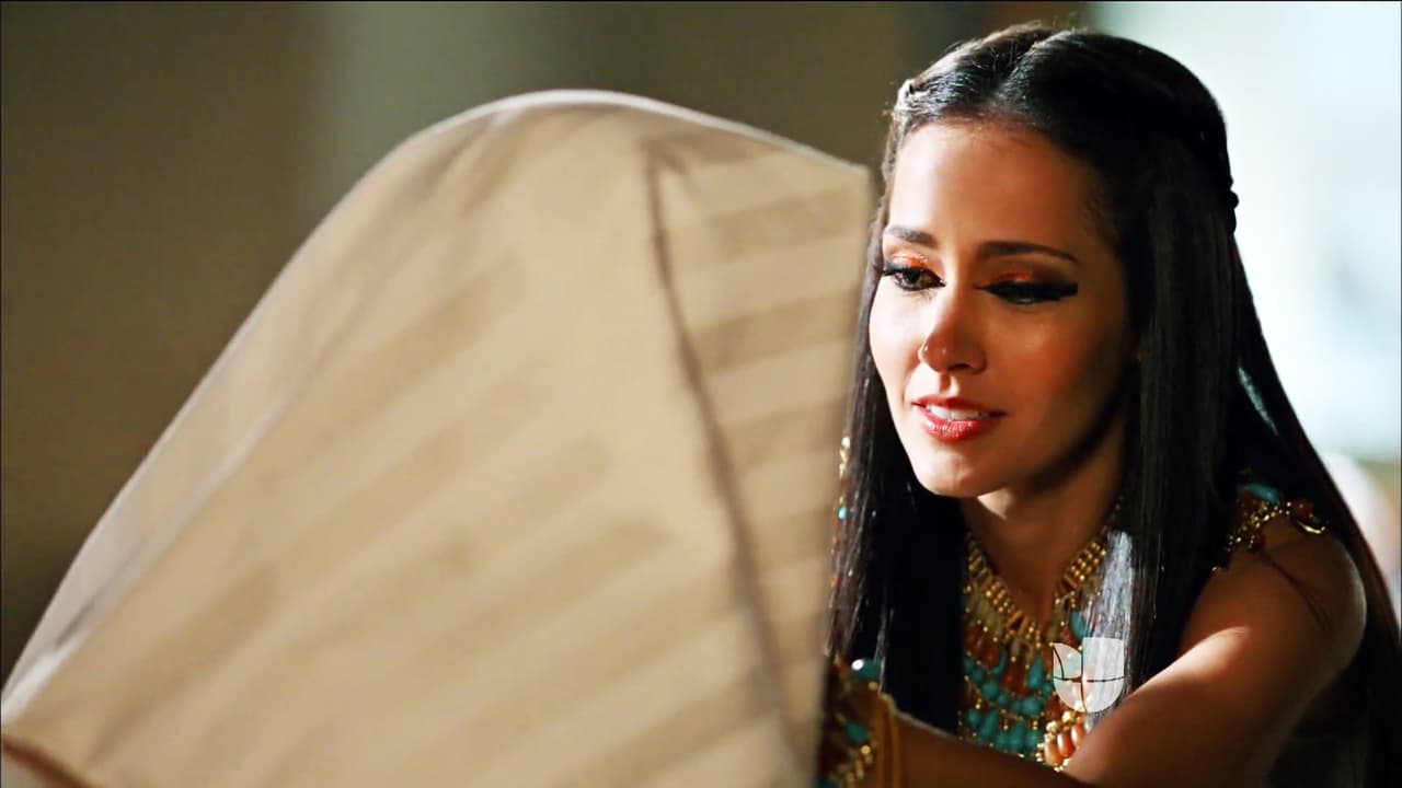 Para aliviar su tormento, 
<b><a href="http://www.univision.com/series/jose-de-egipto/mayte-piragibe-es-azenate-en-jose-de-egipto">Azenate</a></b> le aconsejó seguir los dictados de su corazón.