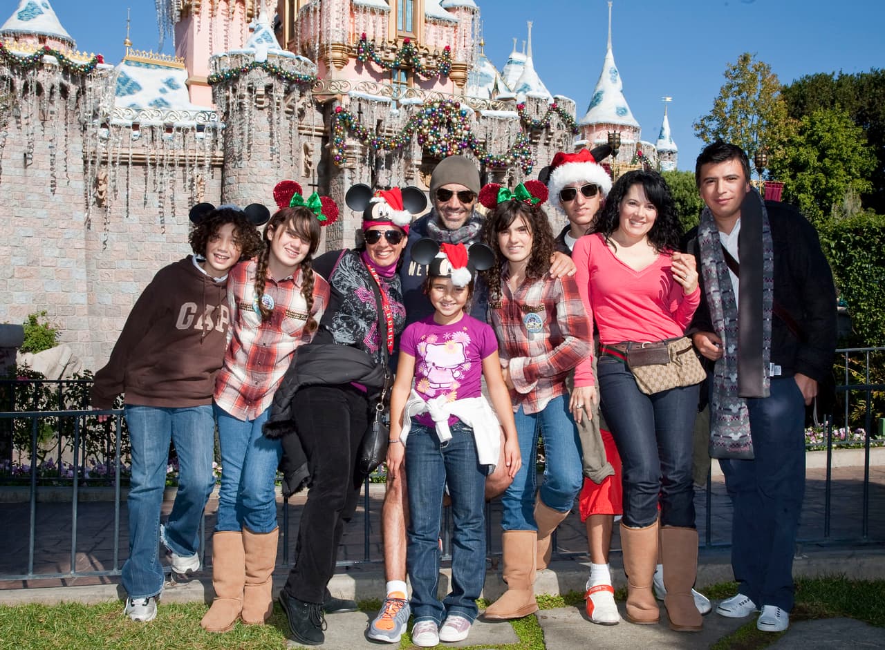 'El Potrillo' Alejandro Fernández recién visitó el parque en California, a donde fue con 'toda la banda': sus hijos, los amigos de sus hijos y hasta su ex, América Guinart.