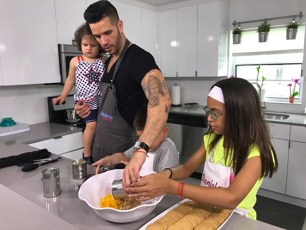 O cocinar junto a su papá, de quien aprenderá a preparar platillos deliciosos.