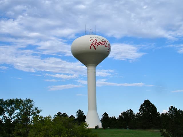 El sitio web 
<a href="https://wallethub.com/edu/best-places-to-retire/6165/" target="_blank">WalletHub</a> clasificó 182 ciudades de EEUU según su informe 
<a href="https://wallethub.com/edu/best-places-to-retire/6165/" target="_blank"><i>Best & Worst Places to Retire</i></a> donde se encuentran los mejores y peores lugares para jubilarse. 
<b>Rapid City</b>, en Dakota del Sur, ocupa el lugar 
<b>19</b> en la lista.