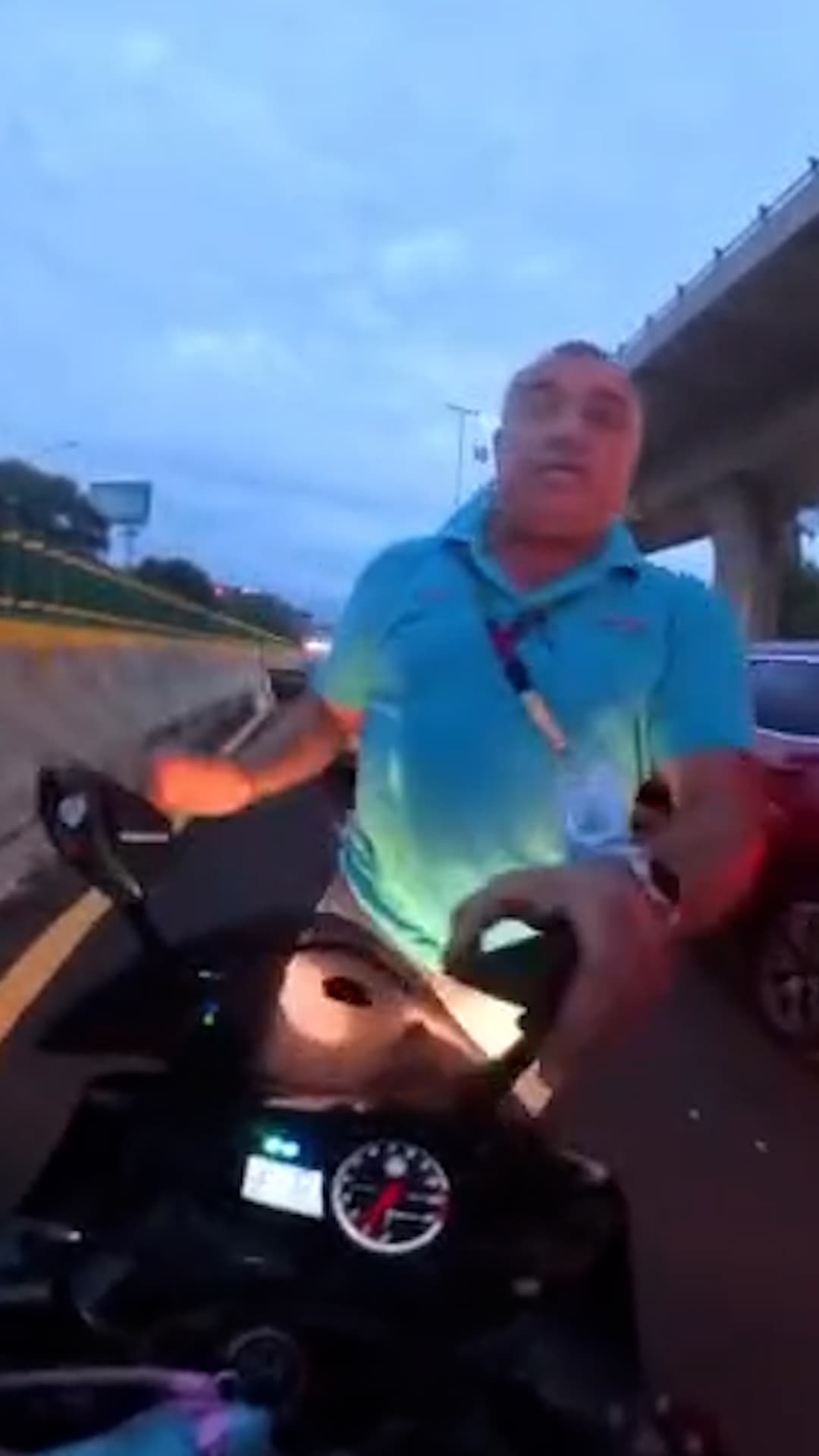 Una motociclista denuncia agresión de un automovilista en México: la golpearía y robaría su celular