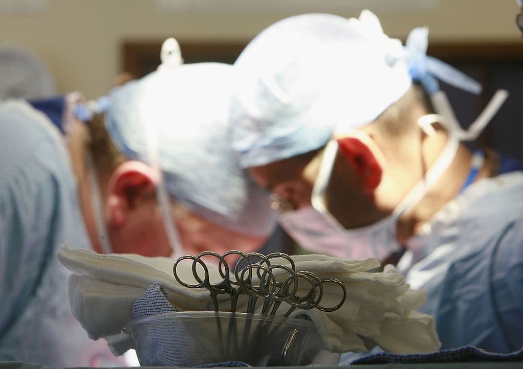 Médico pierde licencia por tatuar sus iniciales en órganos que él mismo trasplantó