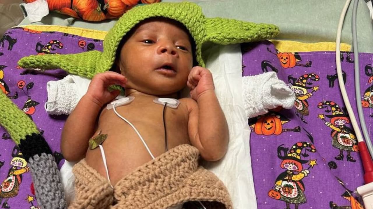 "Que la Fuerza te acompañe". Bebé Joda listo para pedir dulces.