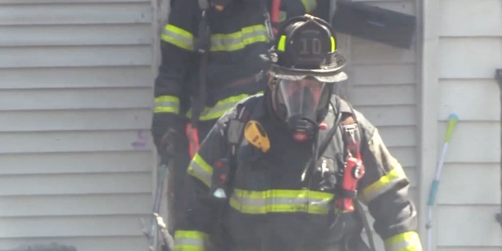 Incendio cobra la vida de dos personas y deja a tres bomberos heridos 