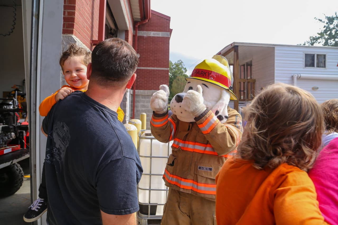 Bomberos realizaron actividad con la comunidad, sus mascotas estuvieron presentes.