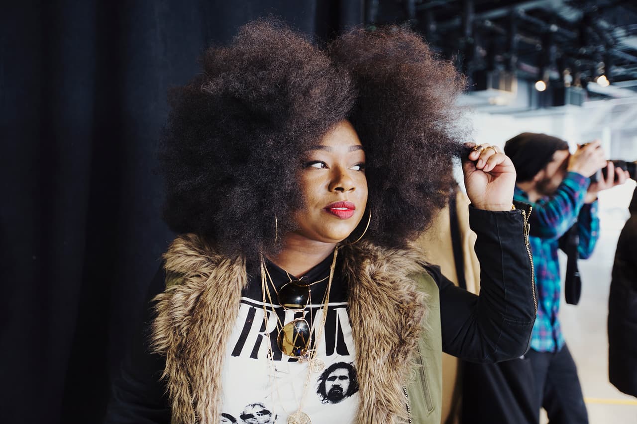 Mujeres que viven con estilo la revolución del afro.