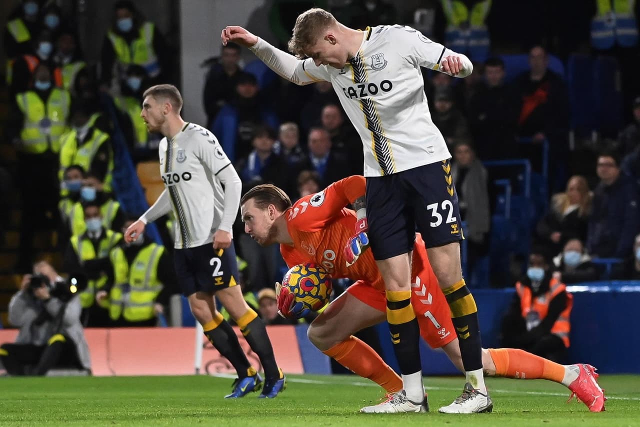 Chelsea y Everton empatan 1-1 en Stamford Bridge. Mason Mount abrió el marcador para los 'Blues', pero Jarrad Branthwaite igualó el encuentro y reparten puntos durante la J17 en la Premier League. Los de Tuchel se alejan de la cima y ya son terceros en la tabla.