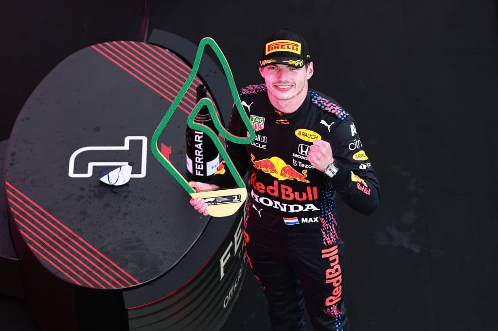 Max Verstappen se lleva el Gran Premio de Estiria en la Formula 1. El piloto neerlandés es número uno en el ranking de pilotos dejando muy atrás a Lewis Hamilton, quien quedó segundo; Bottas se queda con la tercera plaza. El mexicano Sergio Pérez no logra subir esta vez al podio, sin embargo sigue produciendo grandes resultados para Red Bull.
