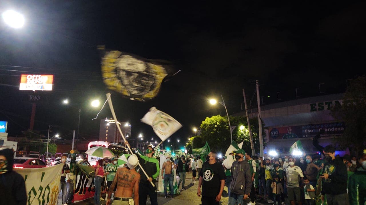 Así se vive la previa de la Semifinal de vuelta León vs Chivas | Los aficionados del conjunto esmeralda dejaron de lado los protocolos sanitarios para apoyar en el Estadio de León.