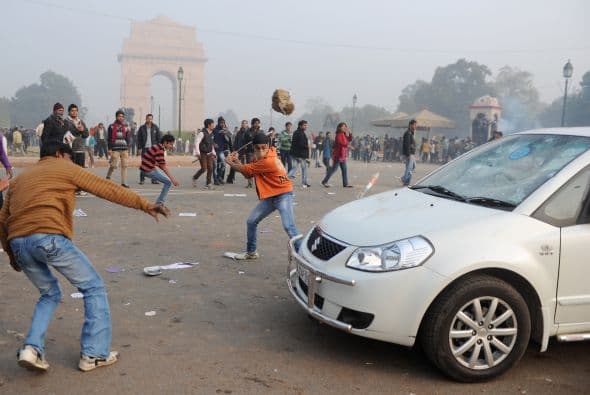 Los manifestantes trataban de llegar al recinto presidencial para presentar sus exigencias. "Queremos justicia", gritaban los inconformes, quienes a su paso dañaron y destruyeron automóviles particulares y policiacos.