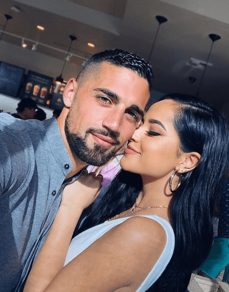 Becky G y Sebastián Lletget
<b> </b>son novios desde junio de 2016 y siempre se han mostrado muy cariñosos.
