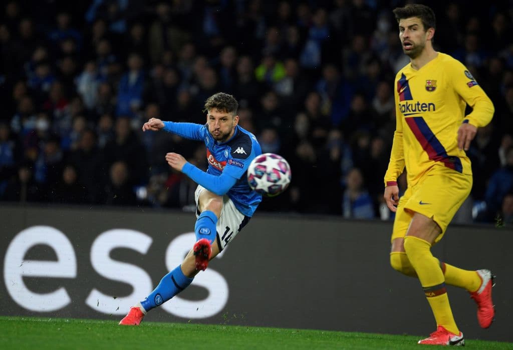 Dries Mertens saca un hermoso disparo que le queda imposible a Ter Stegen y el Napoli se adelanta en el marcador.
