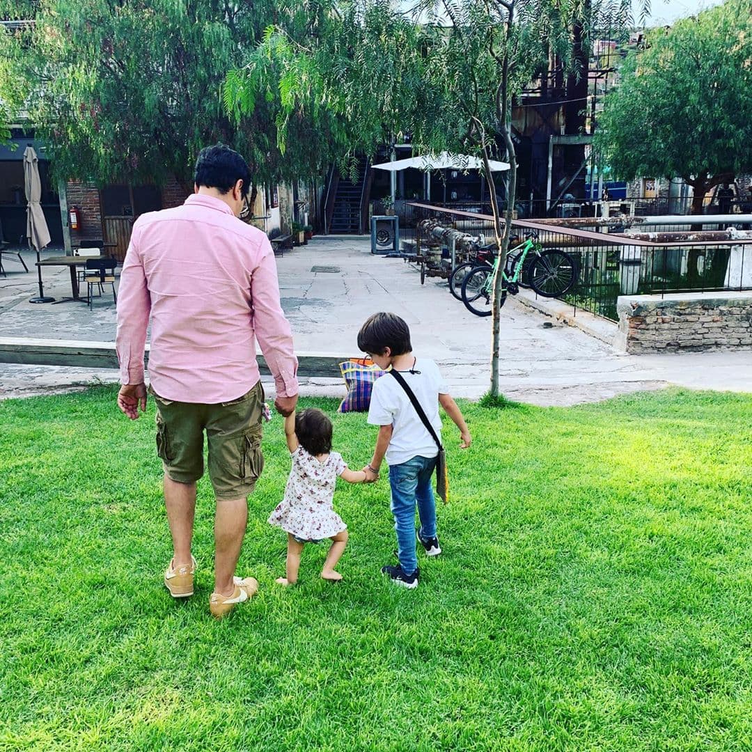 Y alertando a todas las personas explicó: “El calentador se incendió y al derretirse el plástico soltó un humo pegajoso que cubrió la habitación entera y el cuerpo de mi hija de menos de dos años”.