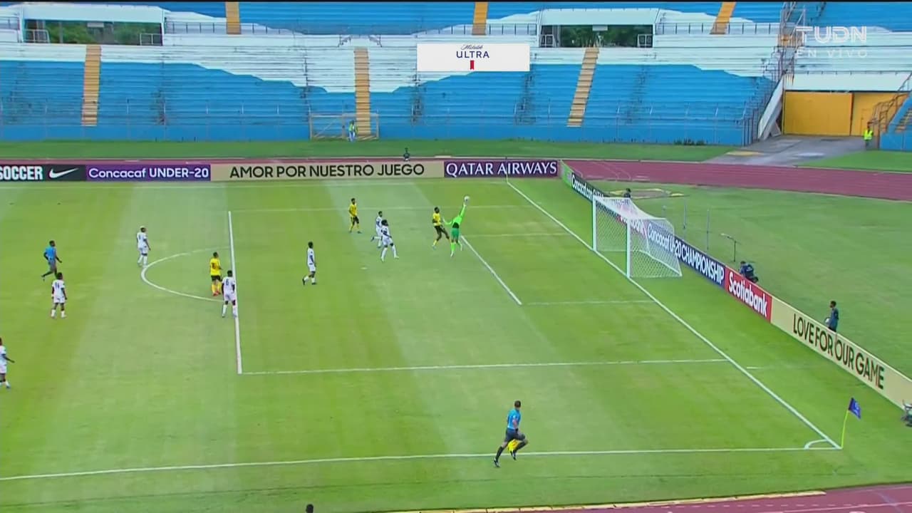 ¡Cerca del error! Valdez se pasa en el centro, pero alcanza a manotear