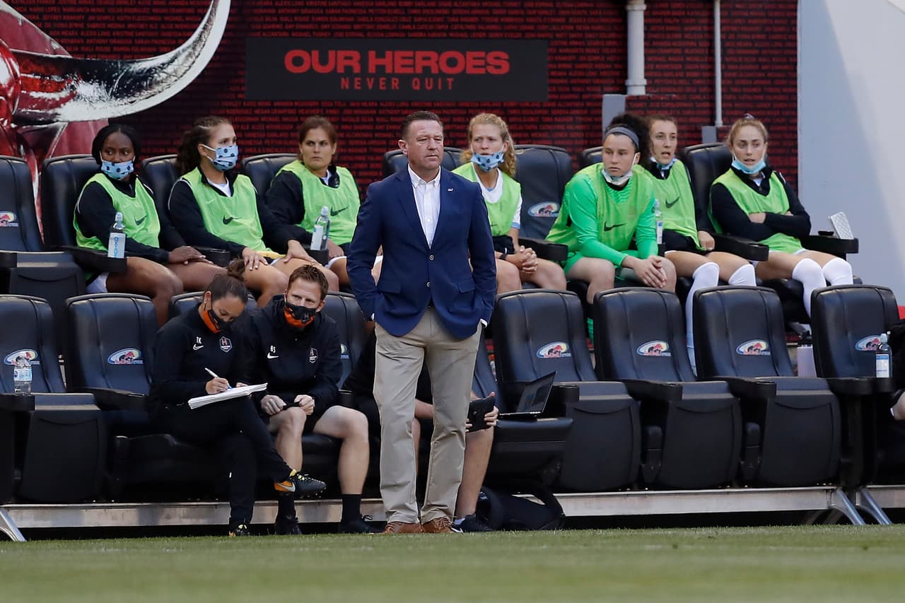 Suspenden al entrenador y gerente del Houston Dash tras reportes de discriminación, acoso y abuso