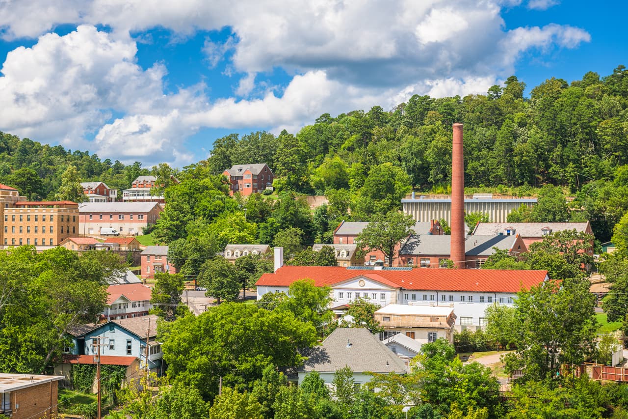 <b>Puesto 3. Hot Springs, Arkansas.</b>
<br>
<br>Salario promedio en 2019: 28,190 dólares al año. 
<br>
<br>Empleo con más concentración: mecánicos de lanchas y técnicos de servicio (16.3 veces más común que en el resto del país).
<br>
<br>Salario promedio anual de estos empleados: 34,650 dólares (salario promedio nacional: 41,330).
<br>
<br>Hot Springs es un destino turístico popular. Algunos de los trabajos más concentrados en el área se encuentran en la industria de servicios y hotelería, un sector laboral en el que los trabajadores tienden a ganar salarios bastante bajos.
<br>