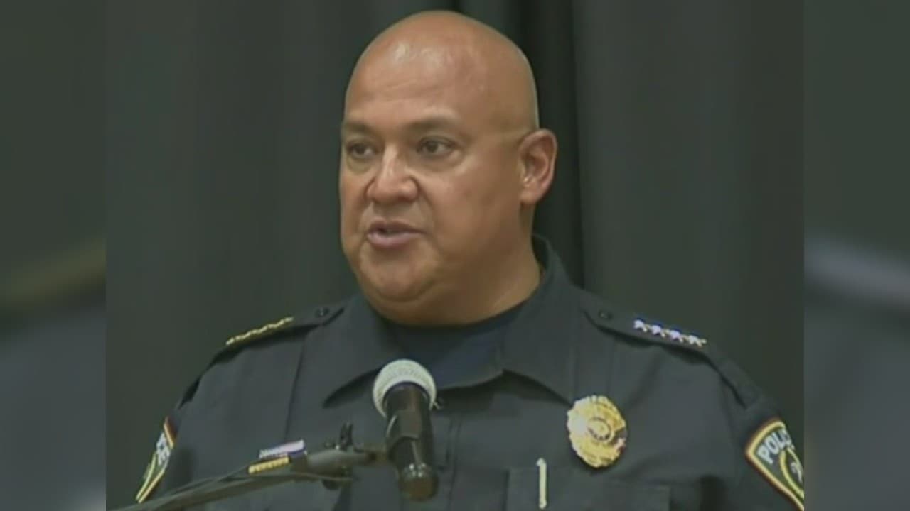 Jefe de policía escolar de Uvalde dice que puerta de acero en primaria Robb no se podía derribar