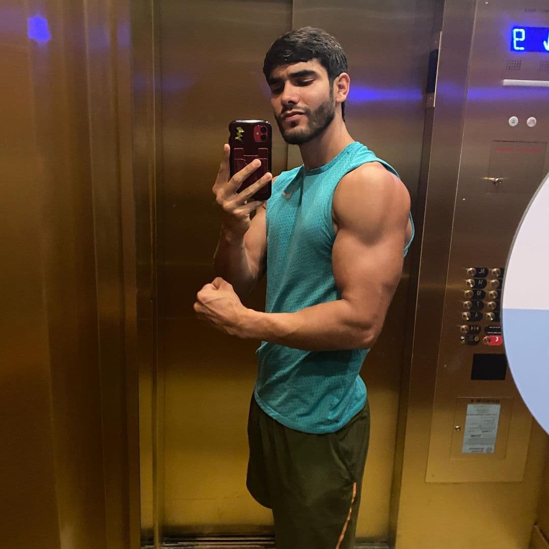 El originario de Tijuana, México, es entrenador personal y se dedica a crear planes de entrenamiento, guías alimenticias y “transformaciones físicas”.