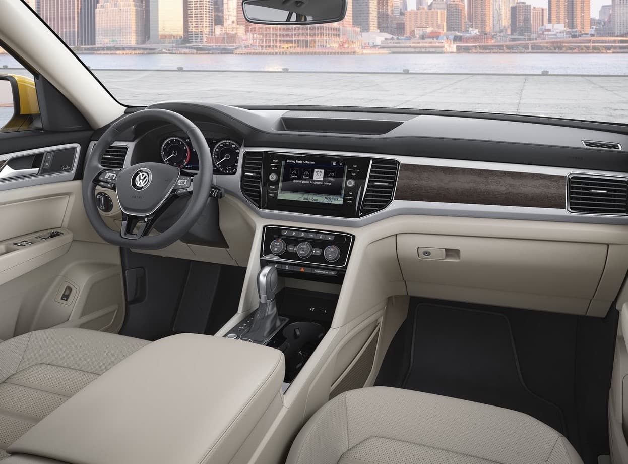 La distribución de los controles en el tablero de instrumentos es elegante, instintiva y ergonómica. Sin embargo ni rompe con las maneras tradicionales de interactuar con el vehículo, ni mucho menos establece nuevas. Se podría decir que la la Volkswagen Atlas representa la modernización de la SUV tradicional.