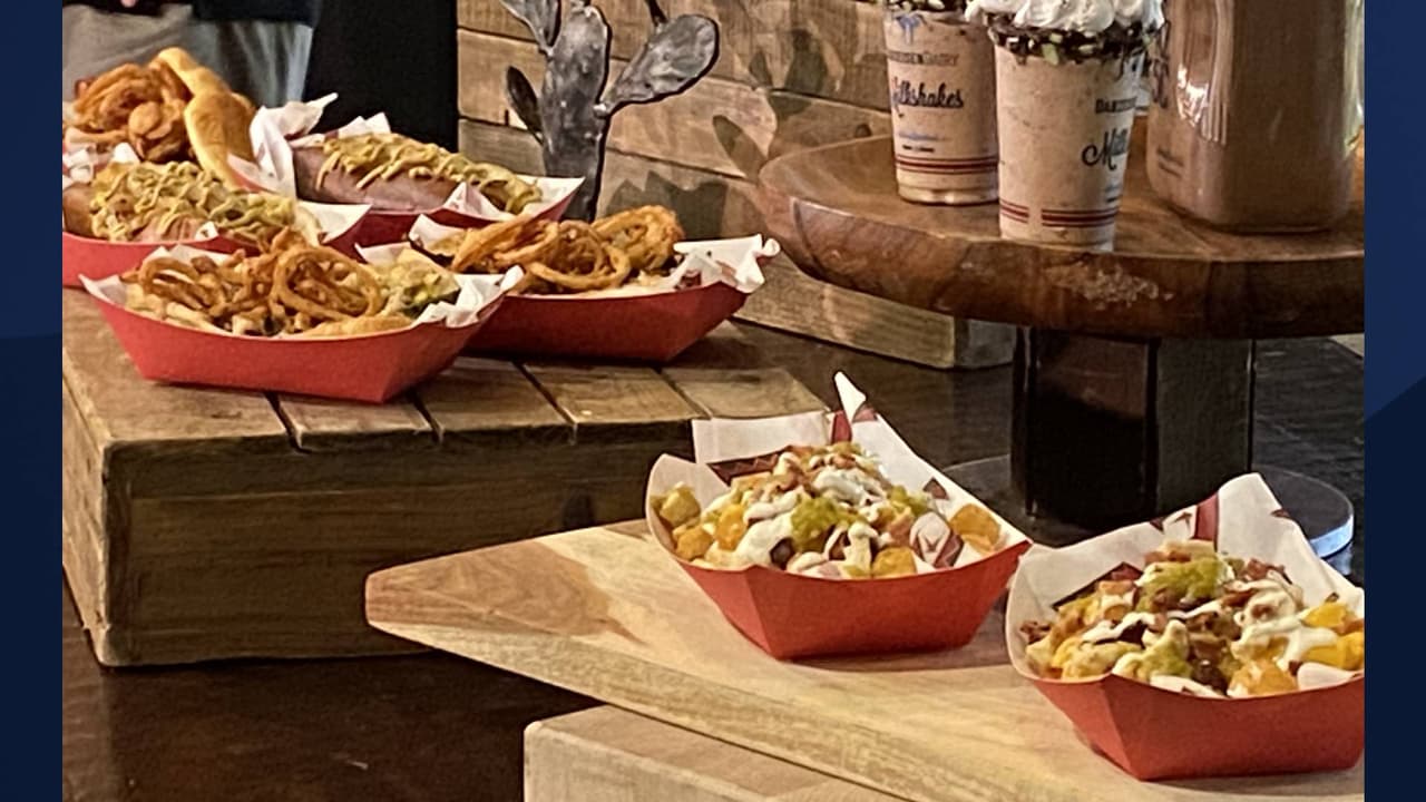 -
<b>Beer Cheese Bratwurst</b> (Bratwurst de cerveza, queso de cerveza de pub, cebolla a la plancha, mostaza marrón, rollo de pretzel)
<br>
<b>-Ultimate Bacon Pub Burger (</b>hamburguesa, queso de cerveza de pub, tocino, cebolla rebozada, salsa barbacoa, encurtidos, rollo de papa)
<br>