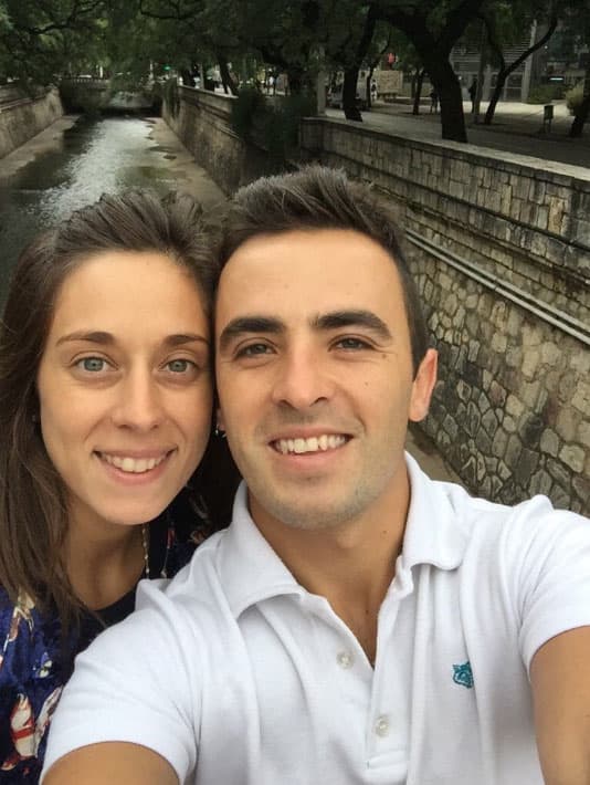 Lleva cuatro años muy enamorado y vive con su novia.