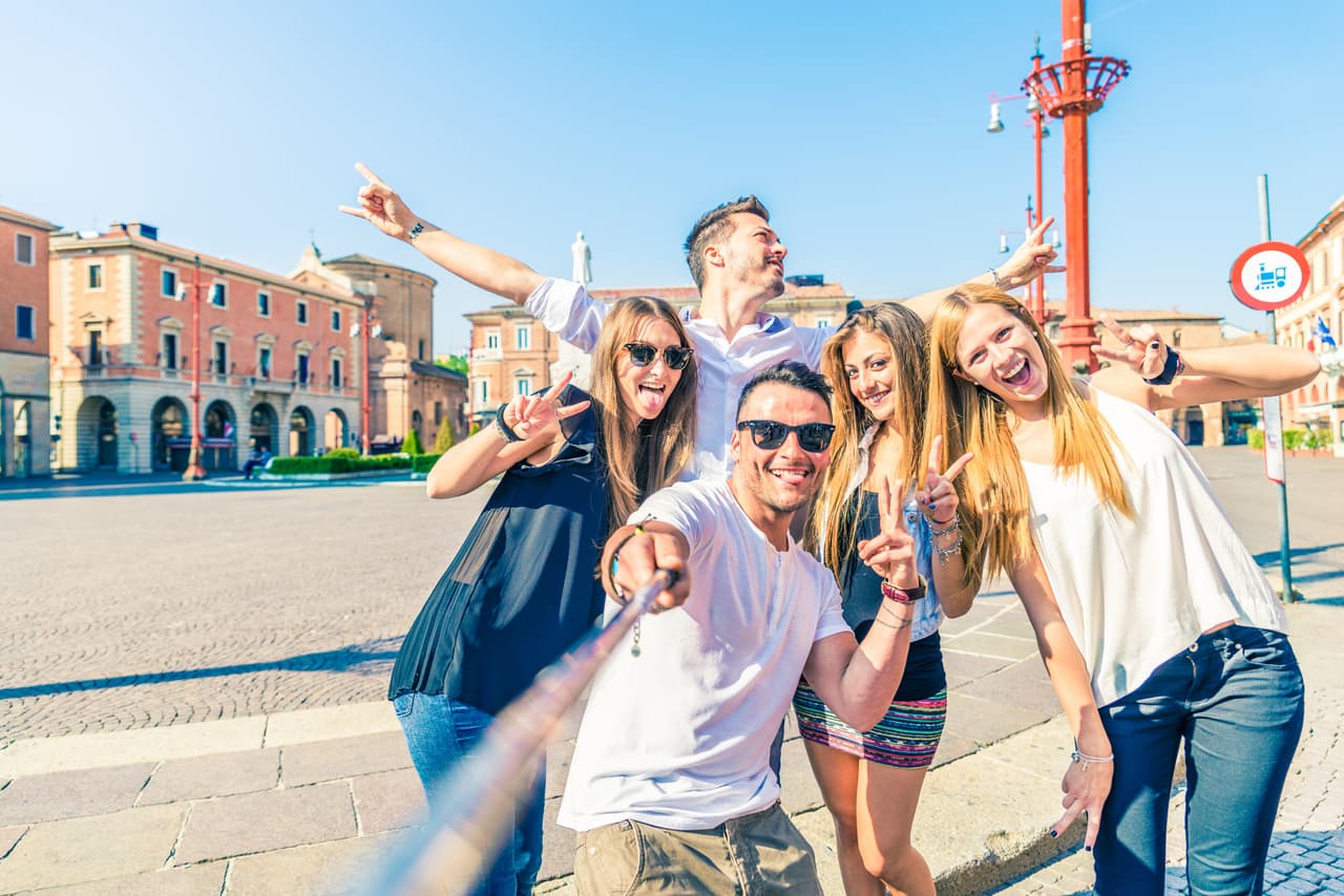 Es hora de tener diversión en tu vida. Si hay una fiesta acude a ella, si tienes pareja hazlo con ella, y si estás solo también porque el amor y el romance hoy están vinculados al relajamiento, la música, la alegría y el bullir de la vida. El consejo que te da un amigo experimentado en cuestiones de negocio será muy valioso a la hora de ayudarte a invertir un dinero y poner en marcha tu economía nuevamente.