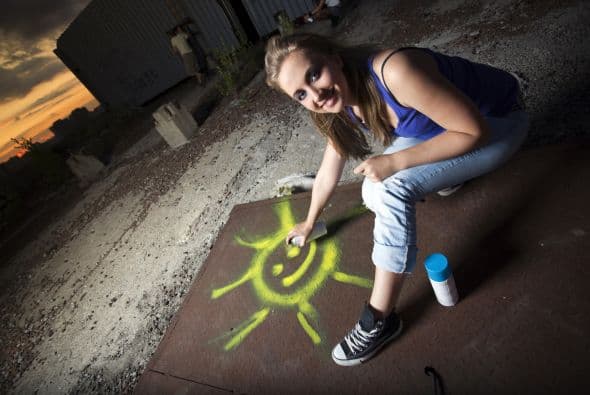 La consigna: todos deben llevar su propio aerosol. No olvides poner música fuerte y ofrecer una buena barra de bebidas.