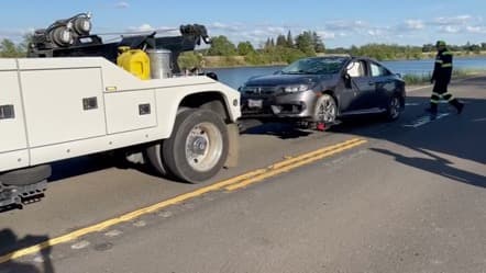 No está claro qué fue lo que provocó que el conductor perdiera el control del automóvil y saliera del camino hasta caer en el borde del río, a la altura de la comunidad de Clarksburg, al sur de Sacramento.