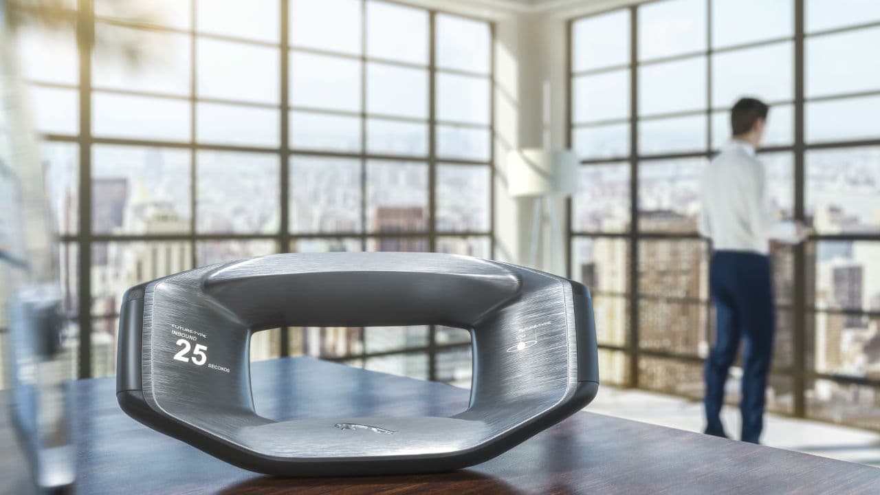 Prácticamente
<b> puede ser tu asistente personal. </b>Si programas una junta a primera hora de la mañana, el
<b> Jaguar Future-Type Concept</b> pasará por ti a la puerta de tu hogar, o edificio, incluso podrá monitorear cuáles son los tramos más cómodos para que tomes el mando.