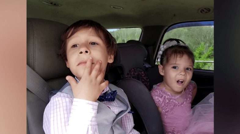 Mueren dos niños hispanos en accidente vial y su madre enfrenta cargos por conducir drogada