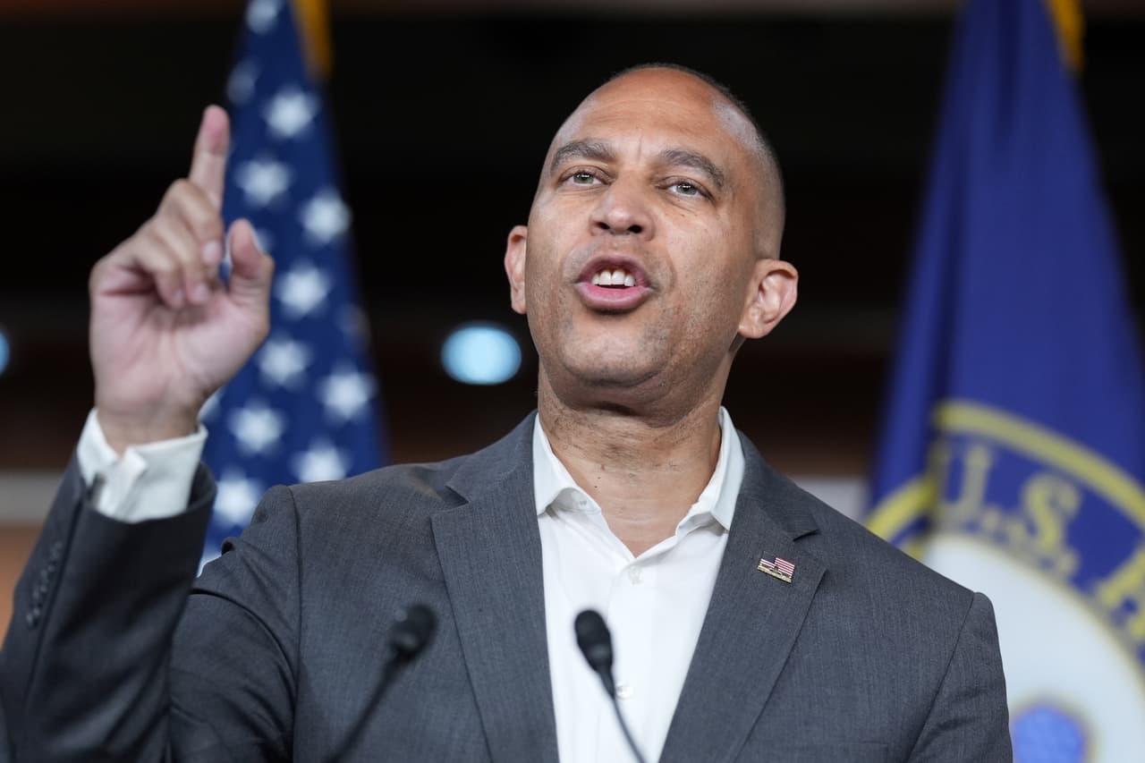 <b>El congresista por Nueva York, Hakeem Jeffries, se pronunció sobre la decisión de la Corte Suprema sobre la ciudadanía estadounidense por nacimiento</b>, expresando que “ha limitado imprudentemente la capacidad de los tribunales federales de distrito para emitir órdenes judiciales a nivel nacional”. Pese a ello dijo que la lucha por que se respete ese derecho sigue “vivita y coleando”.
<br>
<br>“Todo niño nacido en los Estados Unidos es ciudadano estadounidense. 
<b>No descansaremos hasta que ese derecho constitucional esté protegido completa e inequívocamente</b>”.
