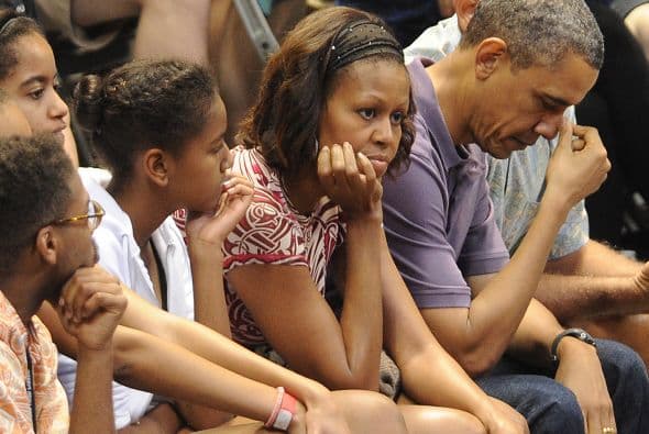La familia presidencial de EEUU durante un partido de basquetbol entre la Universidad de Oregon y la Universidad de Hawai celebrado el 22 de diciembre en Honolulú.