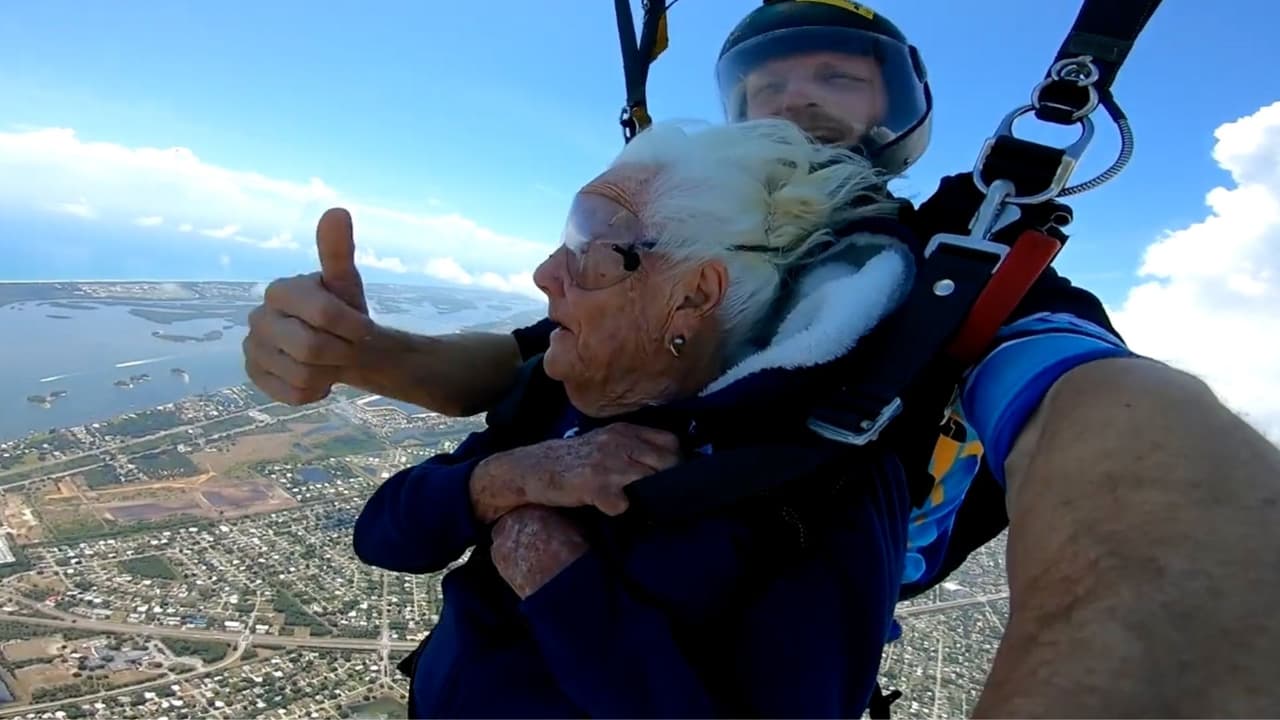 Celebra sus 100 años de edad lanzándose en paracaídas
