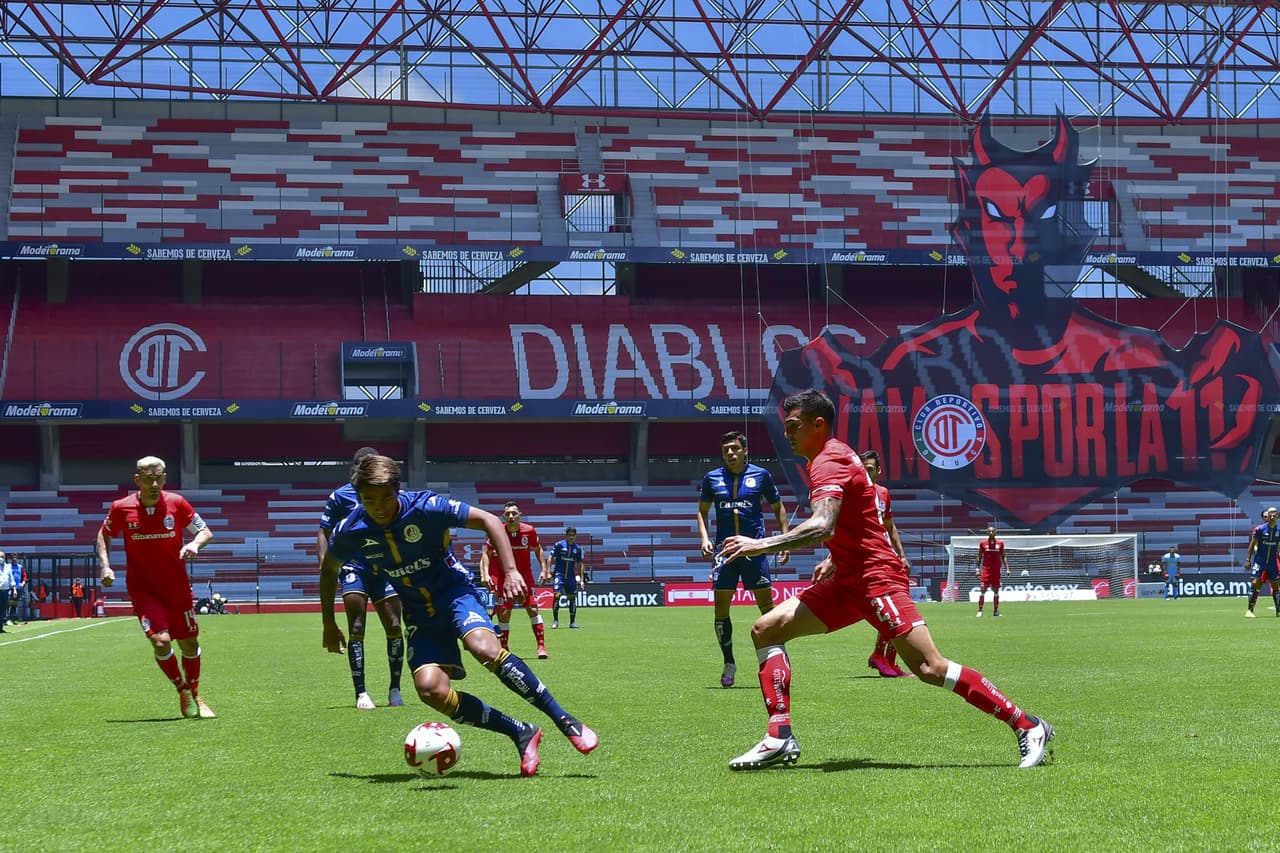 Atlético San Luis se comienza a sentir cómodo en el terreno de jugo y son los amos y señores del encuentro.