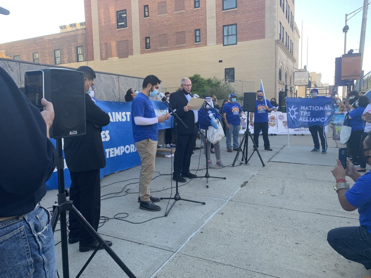 "Es muy duro para mi por que no quiero regresar a mi país y mis hijos solo me tienen a mi”, dijo Blanca que tiene dos hijos estadounidenses.