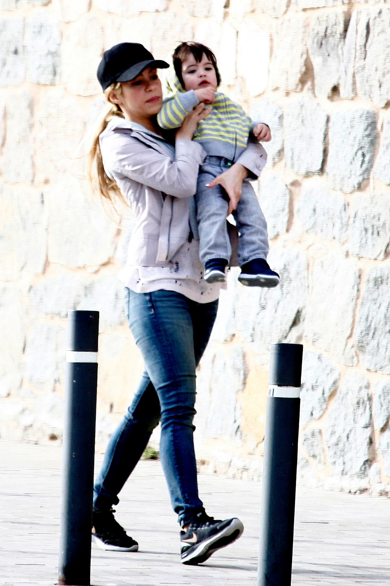 También se preocupa por que en casa Milan y Sasha fortalezcan sus raíces colombianas.