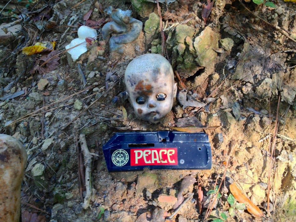 <b>Doll's Head Trail (Atlanta)</b>
<br>
<b>Sitio web</b>: 
<a href="https://www.facebook.com/constitutionlakes/">https://www.facebook.com/constitutionlakes/</a> 
<br>
<b><a href="https://maps.app.goo.gl/natGy4qyHcuxaymE7">Cómo llegar</a> </b>
<br>
<br>Este sendero inusual se encuentra dentro del Parque Constitution Lakes en el sureste de Atlanta y fue creado en 2011. El sendero gratuito y que admite mascotas ofrece vistas del lago y está bien señalizado. La inusual "obra de arte" plagada de cabezas de muñecos y objetos abandonados se encuentra en el lugar de una antigua fábrica de ladrillos.