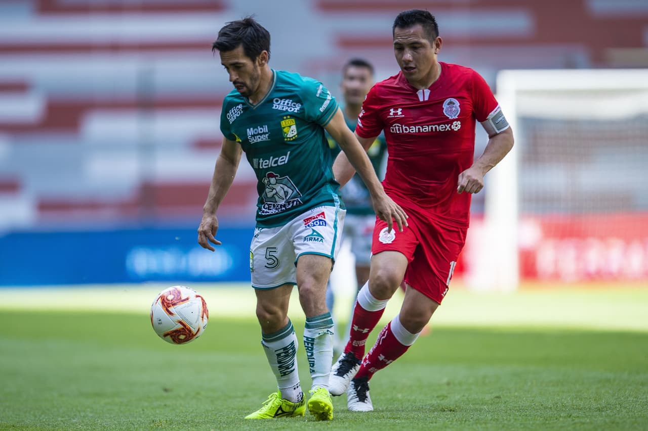 Toluca y León reparten puntos tras empate en el Nemesio Diez 1-1. José David Ramírez abrió el marcador al minuto 21 pero le sigió Michael Estrada de los 'Diablos' para igualar marcador y, tras una tarjeta roja, Canelo anotaba penal, pero al minuto 73, el León empataba con anotación de Luis Montes.