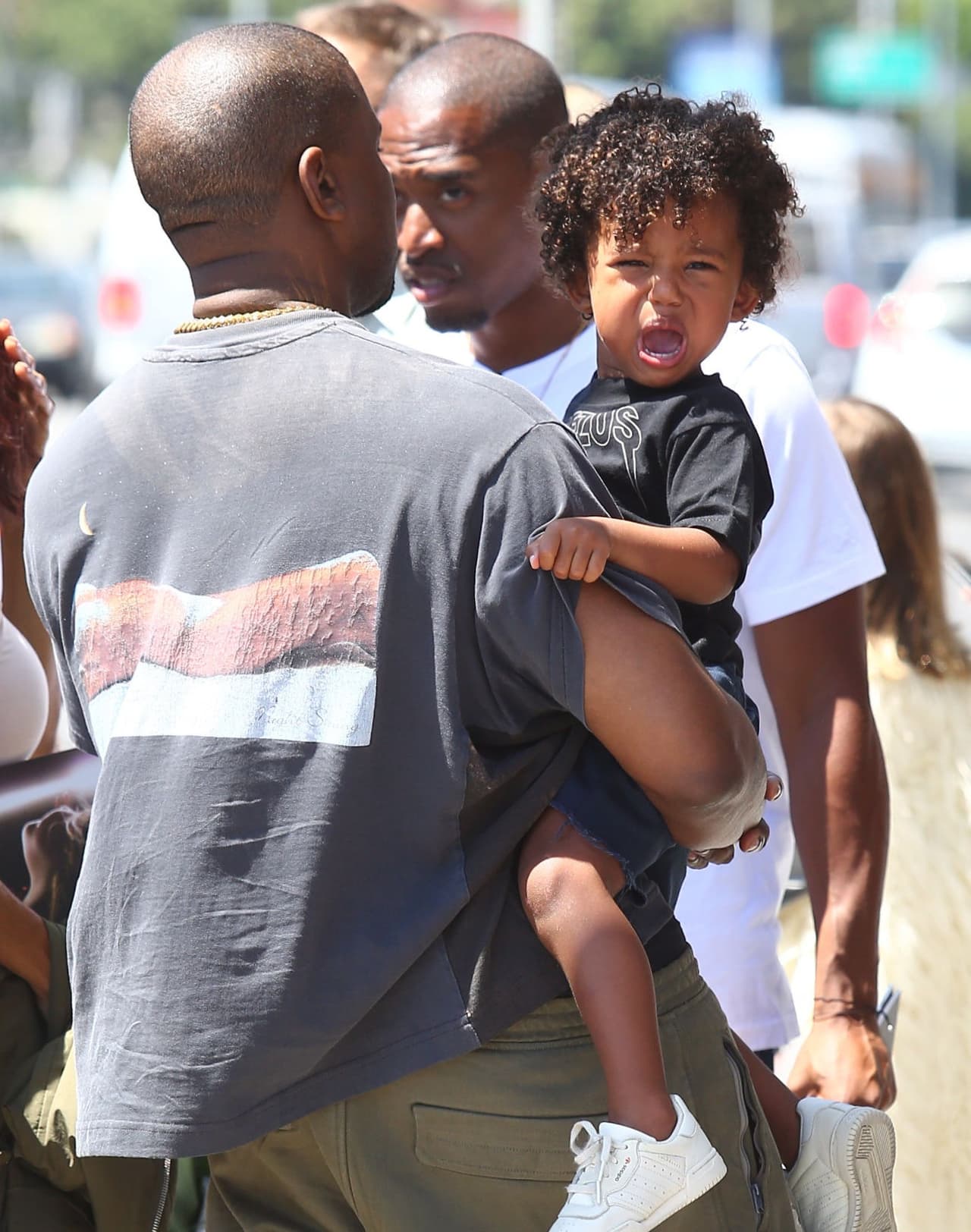 Quizás, con toda la atención de sus famosos padres sobre su hermana mayor, el pequeño quería no quería ser ignorado en ese evento.