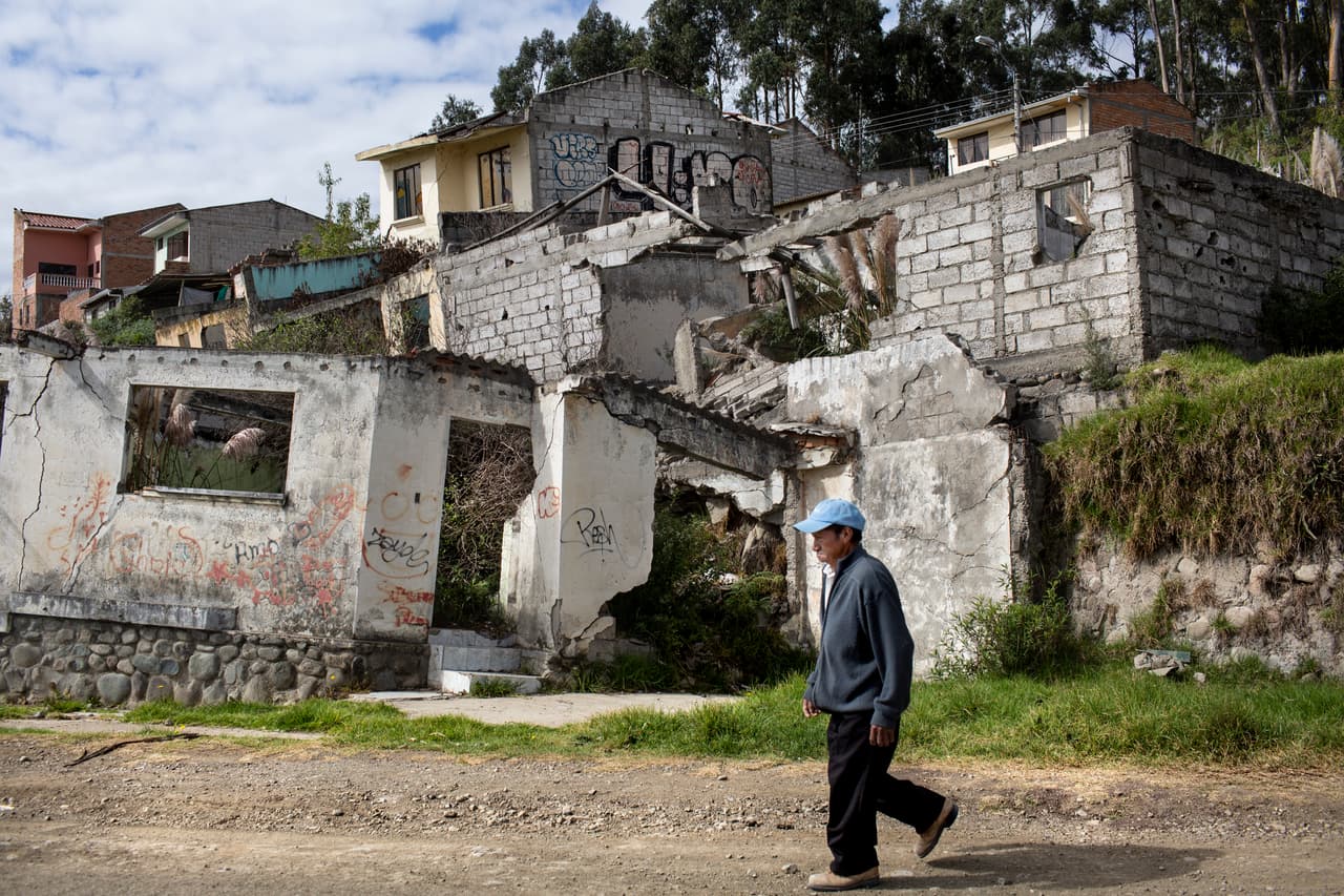 El barrio Los Trigales, en Cuenca, es un símil del sueño frustrado de muchos migrantes que a la distancia enviaron dinero para construir las casas de sus sueños, pero los cimientos de las casas fueron fabricados sin cumplir los estándares técnicos necesarios y todo se vino abajo.