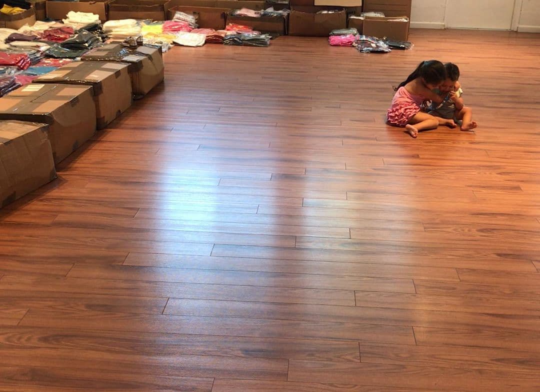 “No es la mejor foto, con el mejor ángulo o la mejor luz pero esta imagen representa mucho para mí, la tomé cuando mis hijos jugaban mientras yo me organizaba en mi nuevo almacén de distribución de mi tienda Online, Beashion Boutique”, redactó la conductora al pie de la tierna imagen.
<br>
