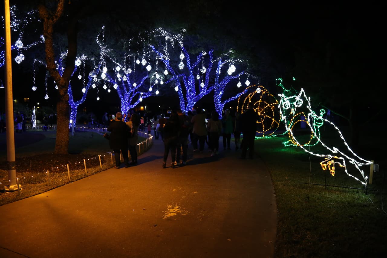 La mayoría de los visitantes se detienen para admirar las decoraciones de este bosque.